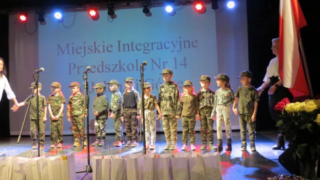 Przedszkolaki skradły serca widzom, śpiewając pieśni legionowe i inne utwory na Przeglądzie Pieśni Patriotycznych