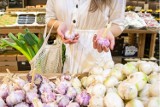 Czy żywność ekologiczna faktycznie jest droższa od zwykłej? Porównujemy ceny. Czym zwykłe produkty różnią się od ekologicznych?