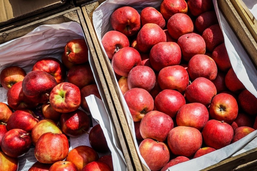 1 kg jabłek w marketach kosztuje ok.: 1,79 zł Biedronka;...