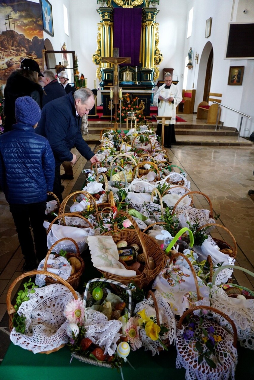 Wielkanoc 2022. Konno ze święconką? Jeźdźcy poświęcili swoje koszyczki w Kościele Matki Bożej Anielskiej w Motyczu. ZOBACZ ZDJĘCIA
