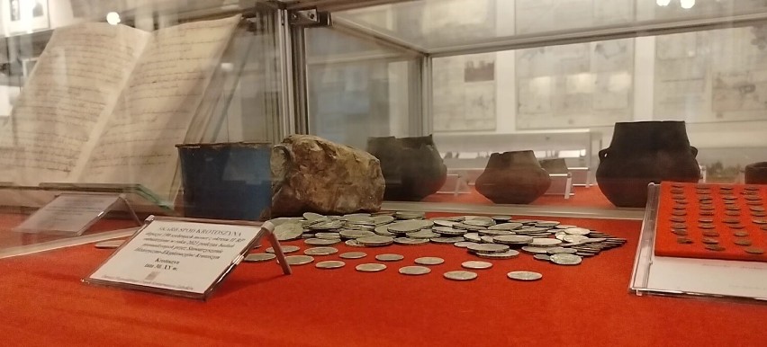 Skarby znalezione pod Krotoszynem zasiliły zbiory krotoszyńskiego muzeum [ZDJĘCIA + FILM]                  