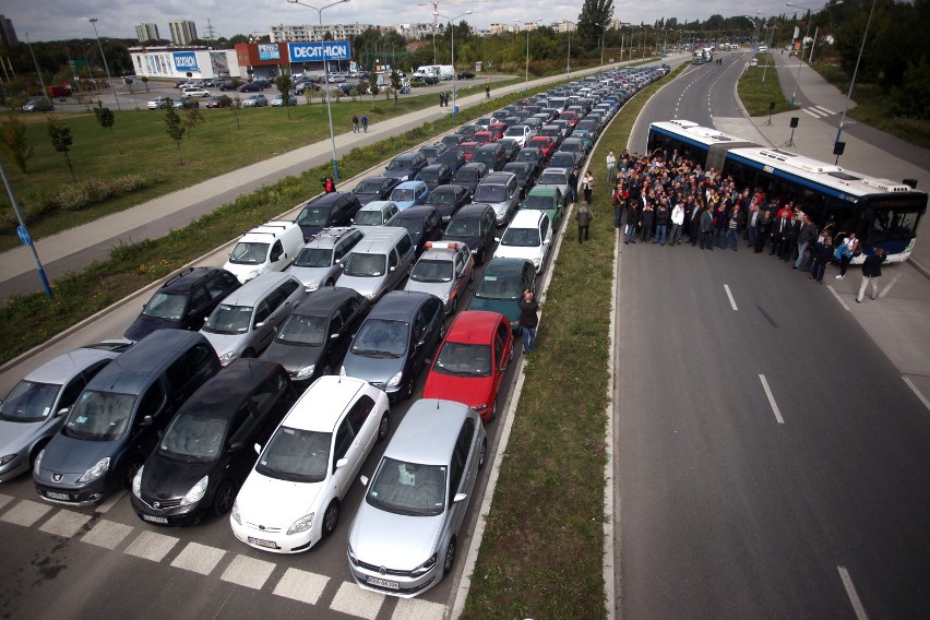 Kraków: autobus kontra samochody. Happening na ul. Lema [ZDJĘCIA]