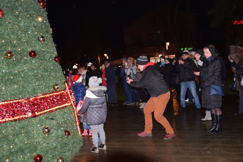 Wielka pięknie ustrojona choinka stanęła na placu w centrum...