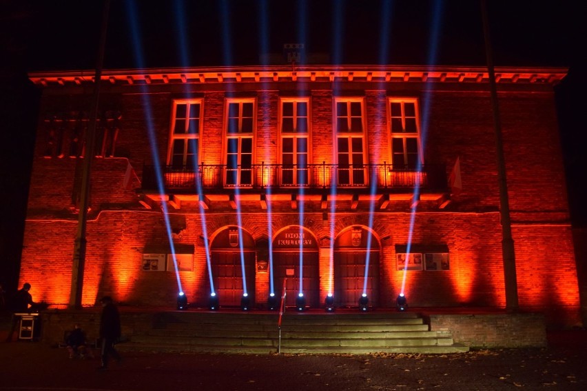 Biało-czerwony Żuławski Ośrodek Kultury. Specjalne oświetlenie z okazji Święta Niepodległości