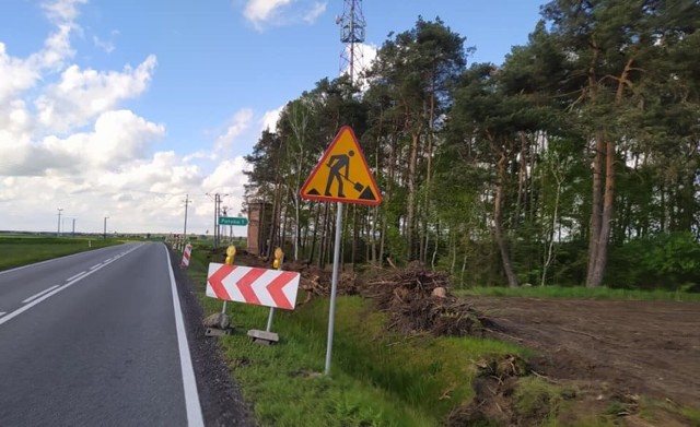 Ruszyły prace przy budowie ścieżki pieszo-rowerowej z Sierakowa Śląskiego do Ciasnej. Uważajcie na tym odcinku drogi!