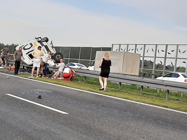 W wypadku na miejscu zginęła jedna osoba, 3 kolejne są ranne, stan jednej z nich jest krytyczny. 

Uwaga w miejscu wypadku droga jest zablokowana i wyznaczono objazdy.

Jezdnia w kierunku Poznania zablokowana. Policja kieruje na objazd na DK 70 na Łowicz lub Skierniewice. W kierunku Warszawy zablokowany lewy pas ruchu. Ruch odbywa się pasem prawym i awaryjnym.

ZOBACZ WIĘCEJ ZDJĘĆ>>>


