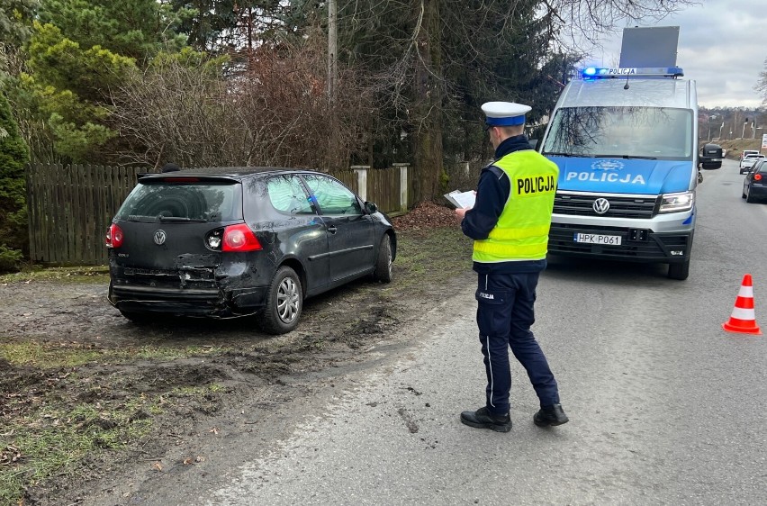 Wypadek w Buszkowicach. W zderzeniu renault z VW golfem, poszkodowana została jedna osoba