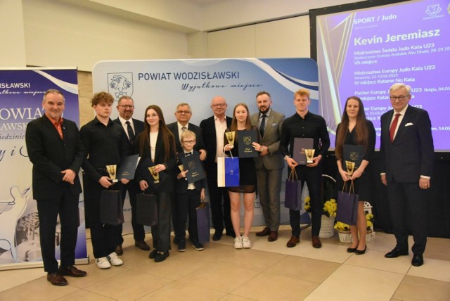 Ta gala to już tradycja. Jak co roku, nagrodzono sportowców i działaczy kultury Powiatu Wodzisławskiego. Tym razem w dziedzinie kultury za całokształt twórczości nagrodzono sześć osób, a kolejne sześć za osiągnięcia w 2023 roku. W dziedzinie sportu nagrodzono łącznie 40 osób, z czego 34 otrzymały nagrody, a sześć wyróżnienia.