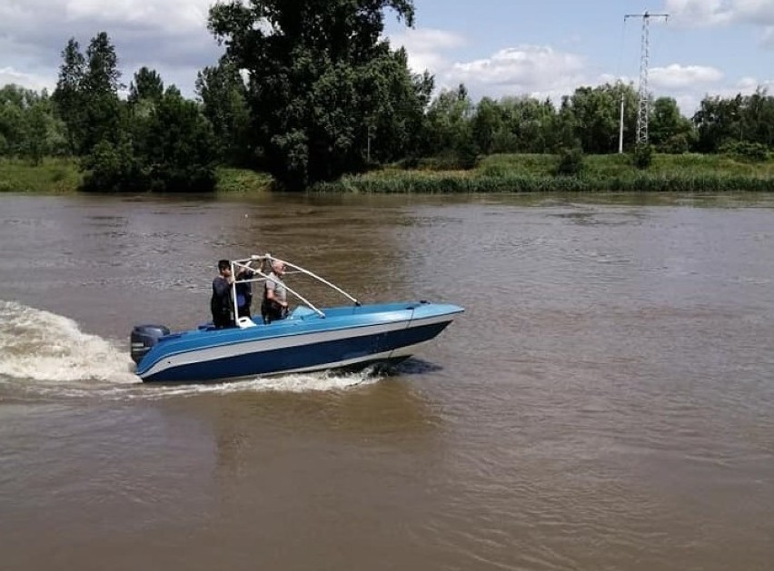 Pusta łódź ratownicza z silnikiem płynęła w dół Odry. Ktoś przeciął cumę dla żartu?