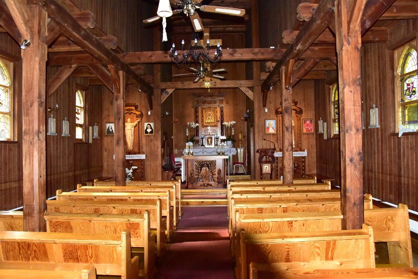 Kościół w Dębkach. Drewniana kaplica, położona w zachodniej...