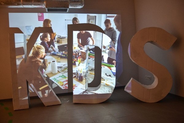 Atrakcje dla dzieci organizuje Krzywy Komin (ul. Dubois 33-35a). "Kids design space – dzieci projektują przestrzeń" to trzymiesięczny program dla dzieci i młodzieży, który pomógł zwrócić uwagę na estetykę swojego środowiska. 
Finałem przedsięwzięcia są dwudniowe (23-24 listopada) spotkania młodych w Krzywym Kominie. Warsztaty są bezpłatne, zapisy: www.krzywykomin.pl.
Atrakcje dla dzieci – sobota, 23 listopada
godz. 11-12 – spotkania młodych projektantów z Pauliną Matusiak
godz. 12-13 – warsztaty kreatywnego młodego naukowca (spotkanie z najmłodszym polskim wynalazcą – Jacobusem Willemem Benningiem – będzie inspiracją dla dzieci oraz ich rodziców, jak kreatywnie i owocnie spędzać wolny czas. Jacobus opowie o wykonanych przez siebie projektach). Bez ograniczeń wieku.
godz. 12-15 –  Papierowy Wrocław (w trakcie zajęć dzieci z prostych szablonów przygotują tekturowe kamienice czynszowe oraz poznają charakterystyczne dla nich detale architektoniczne). Wiek dzieci: 7-12 lat. 
godz. 13-16 – Być jak Andy Warhol (warsztat wprowadzający w świat sitodruku). Wiek dzieci: 10-16 lat.
Atrakcje dla dzieci – niedziela, 24 listopada
godz. 11-14 – Ogrody Nadodrza (podczas warsztatów dzieci będą mieć okazję zaprojektować i wykonać trójwymiarowe miniatury wrocławskich parków i ogrodów). Wiek: 8-12 lat.
godz. 11-14 – Stwórz swojego stwora (dzieci nauczą się, jak z dostępnych pozostałości materiałów stworzyć własnego Stwora w postaci pluszaka, zawieszki, breloka czy innej formy). Wiek: 7-11 lat.
godz. 12-14 – Kuchnia molekularna (poprzez zabawę ze smakami, fakturami, kolorami i formą najmłodsi inaczej spojrzą na utarte w kuchni schematy i same zaprezentują autorską, kreatywną stronę gotowania). Wiek: 8-14 lat.
godz. 12-15 – Światło w architekturze (dzięki warsztatom dzieci zostaną zainteresowane formami przestrzennymi, a także zobaczą na zaprojektowanych przez siebie modelach, jak działa na nie światło). Wiek: 7-14 lat.