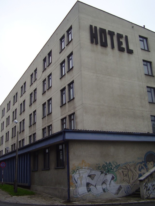 W  latach 80. hotel  oferował 140 miejsc noclegowych