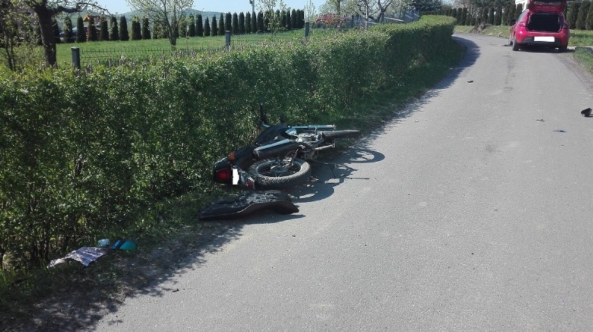 Wypadek w Kątach, zderzenie samochodu osobowego i motocykla,...