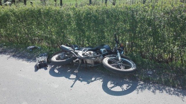 Wypadek w Kątach, zderzenie samochodu osobowego i motocykla, jedna osoba w szpitalu