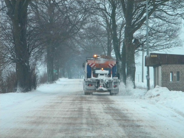 W środę od rana drogowcy na najważniejszych trasach ruszyli ostro do pracy. Dzięki temu nie było większych utrudnień na drogach. 

To nie pierwszy śnieżny atak tej zimy