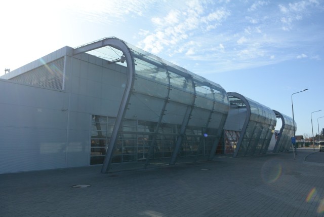 Terminal na Sadkowie radomska spółka lotniskowa kupiła w 2012 roku. To budynek używany wcześniej w Łodzi. Kosztował w sumie 6,5 miliona złotych.