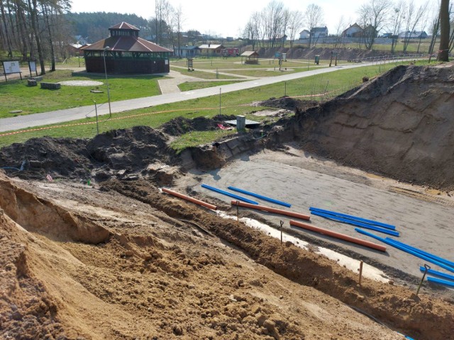 Pod ulicą Poznańską w Sierakowie powstaje przejście podziemne. Rozkopano już drogę Sieraków - Grobia - Kwilcz (19.04.2021).