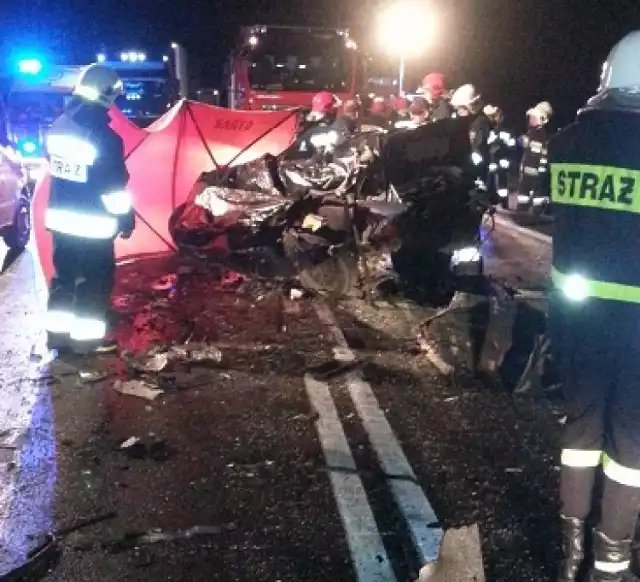 Śmiertelny wypadek na DK 92: Zderzenie 2 aut i ciężarówki