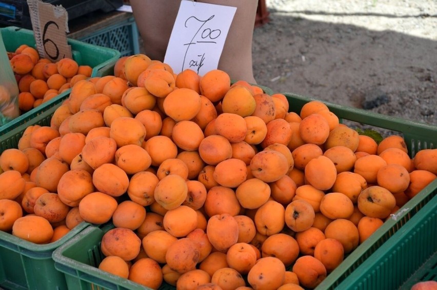 Ceny owoców i warzyw na targu w Stalowej Woli w piątek 22 lipca. Znikają truskawki, w ich miejsce królują czereśnie i wiśnie oraz bób