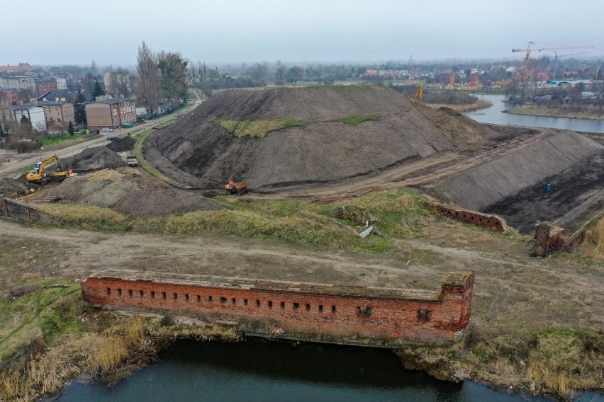 Osunął się grunt na zabytkowym Bastionie Żubr w Gdańsku....