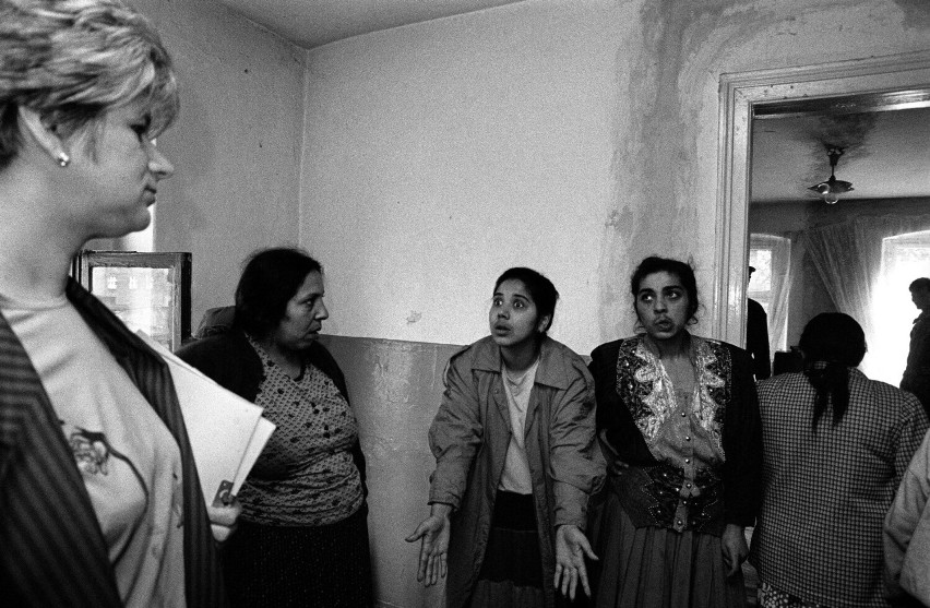 Najnowsza wystawa fotografii Arkadiusza Goli o śląskiej społeczności romskiej w Pałacu Schoena w Sosnowcu