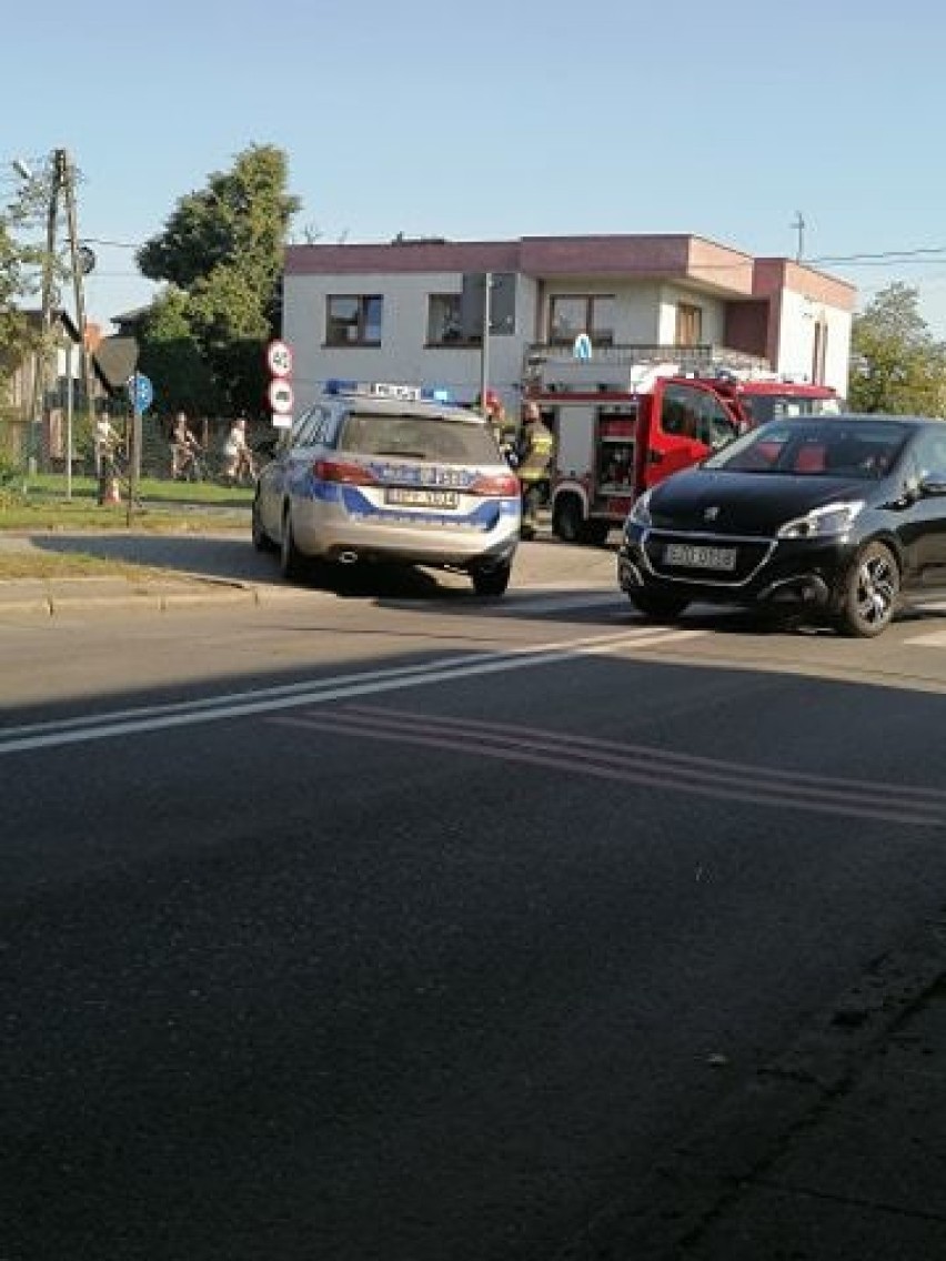 Wypadek na skrzyżowaniu Głównej i Łąkowej w Zduńskiej Woli. Auta wjechały w dom