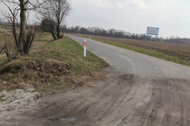 W tym miejscu kończy się powiat oleśnicki i Dolny Śląsk. Widoczny asfalt należy już do powiatu namysłowskiego