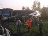 Wypadek kolejowy w Mostach koło Lęborka. Dwie osoby nie żyją, wiele jest rannych