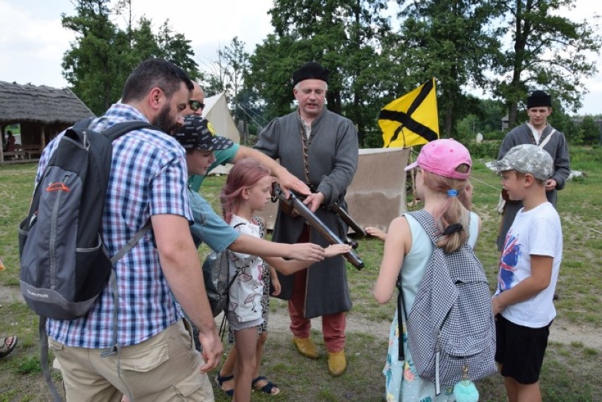 Pruszcz Gdański: Chorągiew Jakuba Weihera w Faktorii - wystrzały, salwy armatnie i opowieści  [ZDJĘCIA, WIDEO]