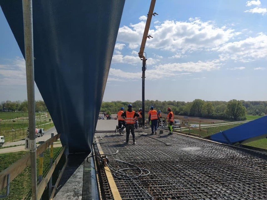 Betonowanie płyty kładki nad Kanałem Ulgi w Opolu