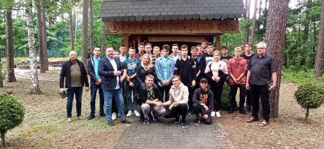 Uczniowie jędrzejowskiego "Grota" na wycieczce w Nadleśnictwie Lasków w ramach programu "Leśna szkoła z klimatem".