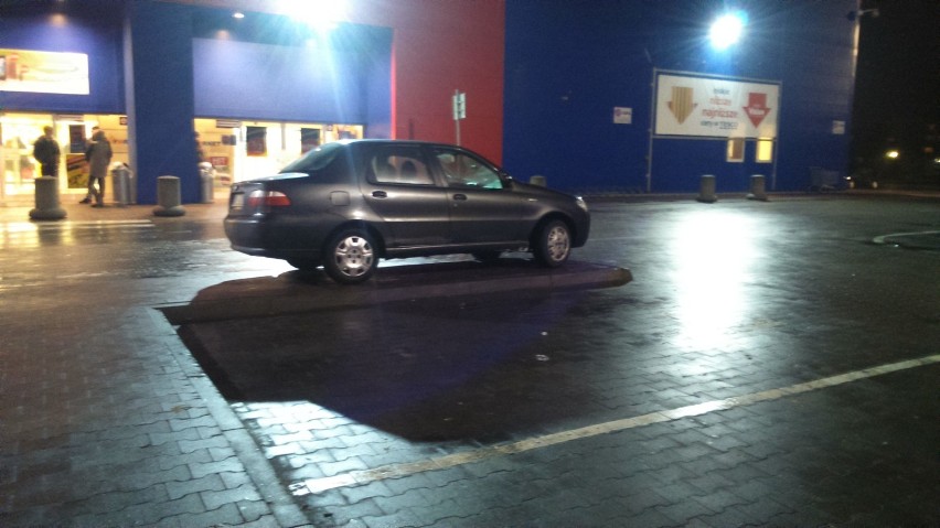 Tradycyjne TESCO, faktycznie parking tak "zabity autami", że...