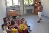 Lekcje breakdance dla najmłodszych. Zajęcia organizowane przez sosnowiecki MOPS prowadzi Dariusz Kryla, instruktor i pedagog tańca