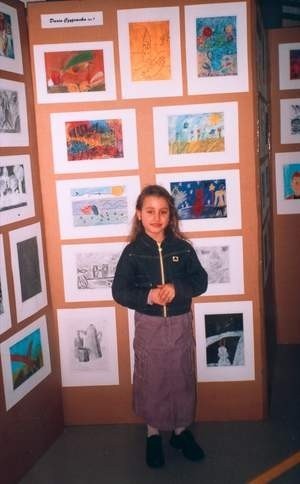 Jedną ze zdolniejszych małych plastyczek jest 8-letnia Daria Czyżewska. Fot. Archiwum szkoły