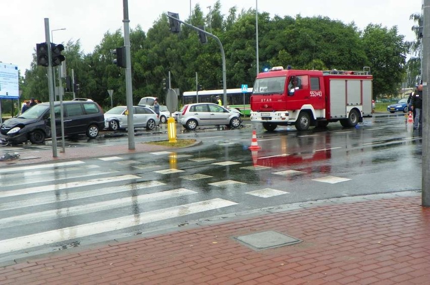 Piła: wypadek koło Kauflandu. Zderzyły się trzy samochody