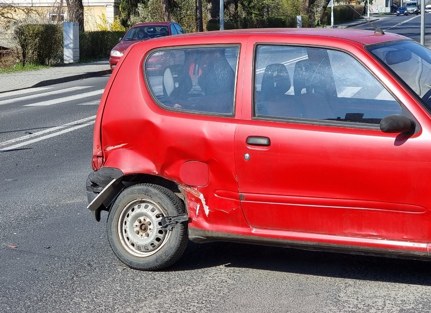 Zderzenie fiata z renault na ul. Grunwaldzkiej w Przemyślu. Samochodami kierowały dwie kobiety [ZDJĘCIA]