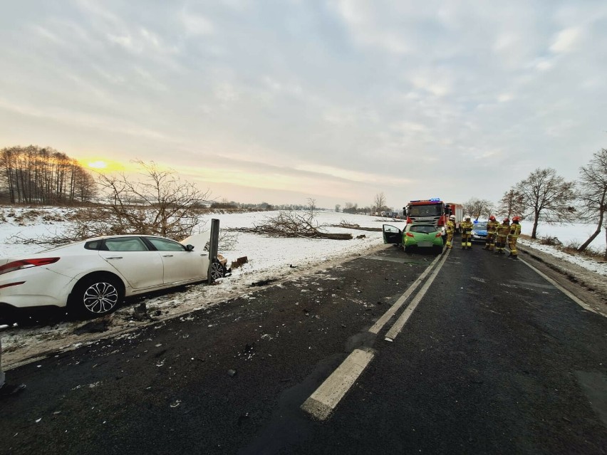 Zderzenie dwóch pojazdów w Maksymilianowie. Dwie osoby trafiły do szpitala