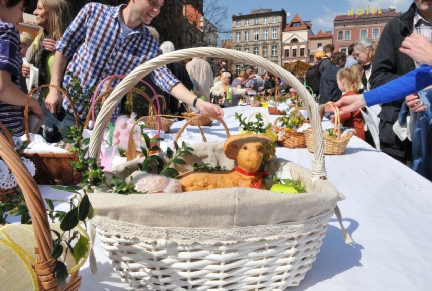 Święcenie pokarmów na Rynku Staromiejskim w Toruniu