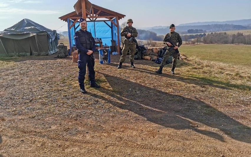 Żołnierze i policjanci na przejściach granicznych w gminie Mieroszów