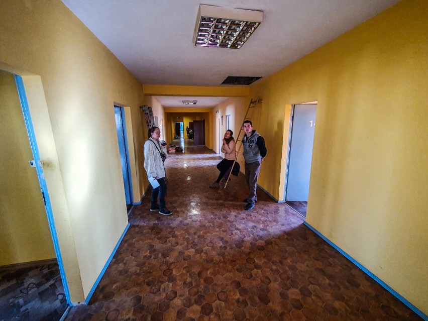 Leszno. Przygotowują nieczynny hotel dla uchodźców. Z pomocą ruszyli sami Ukraińcy ZDJĘCIA