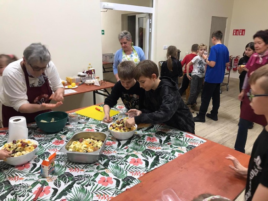 Dzieci ze szkoły w Jaroszowcu pod czujnym okiem członkiń KGW Zalesie Golczowskie wzięły udział w warsztatach kulinarnych. Zobacz zdjęcia