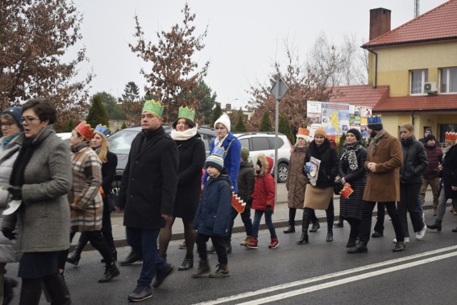 Odkąd 6 stycznia jest dniem wolnym od pracy, w wielu miejscowościach organizowane są barwne, radosne orszaki Trzech Króli. Tak było w 2023 w Bądkowie