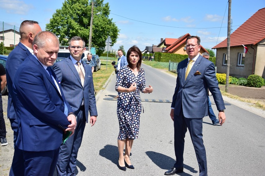 W Podgórzynie koło Żnina przebudują drogę. Położą chodnik, będzie oświetlenie. To inwestycja Gminy Żnin [zdjęcia] 