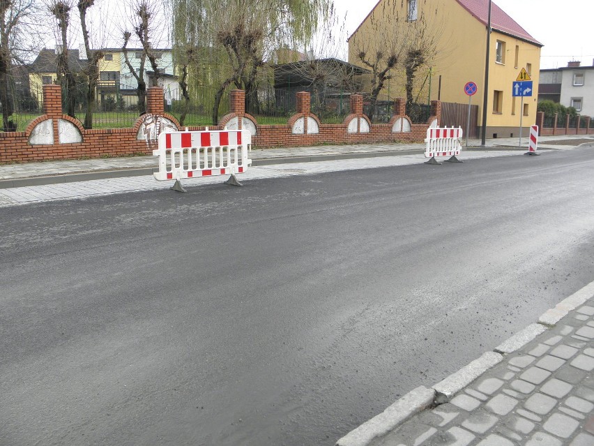 Parkingi w Żorach: Tu kostka jest, tam jej brakuje... [ZDJĘCIA]