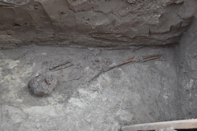 Na szkielety natrafiono podczas wykopów na ulicy Bernardyńskiej. Wszystkie są drobiazgowo odkopywane i badane przez archeologów i antropologa