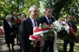 Międzynarodowy Dzień Solidarności Ludzi Pracy w Kielcach. Przy skwerze Żeromskiego złożono kwiaty. Zobacz zdjęcia
