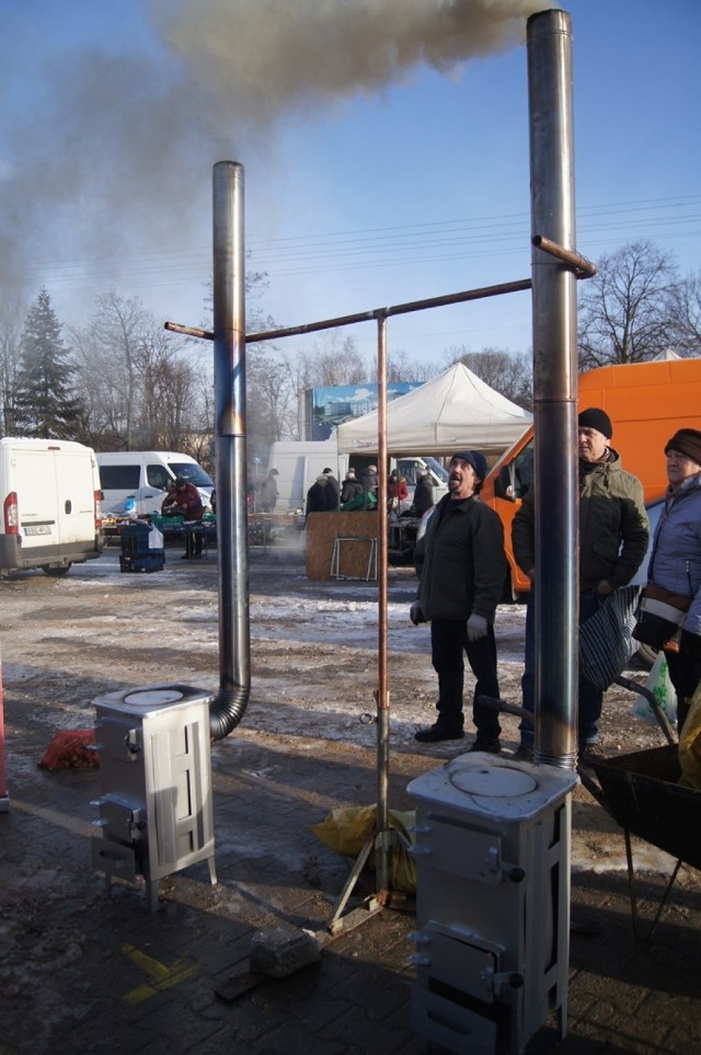 Pokaz palenia na targowisku w Radomsku. Jak palić w piecu bez dymu?