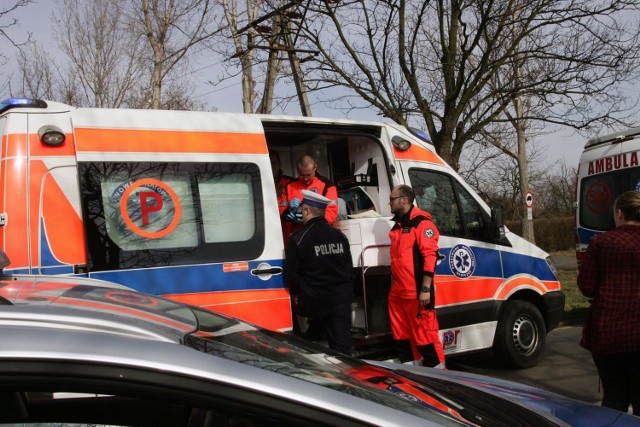 Karetka zakopała się w błocie i nie mogła dalej jechać. Fot.