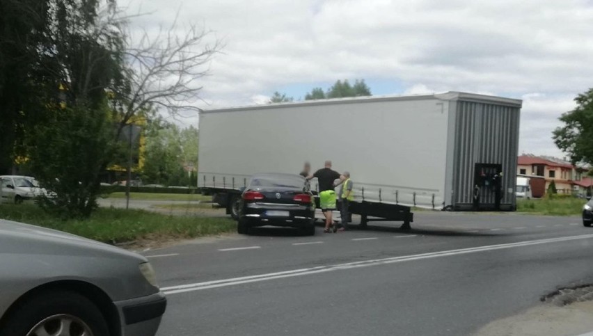 Naczepa wypięła się z ciężarówki i zablokowała drogę. Na ul. Walczaka w Gorzowie wprowadzono ruch wahadłowy [ZDJĘCIA]