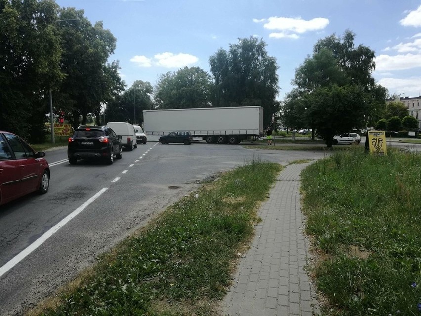 Naczepa wypięła się z ciężarówki i zablokowała drogę. Na ul. Walczaka w Gorzowie wprowadzono ruch wahadłowy [ZDJĘCIA]